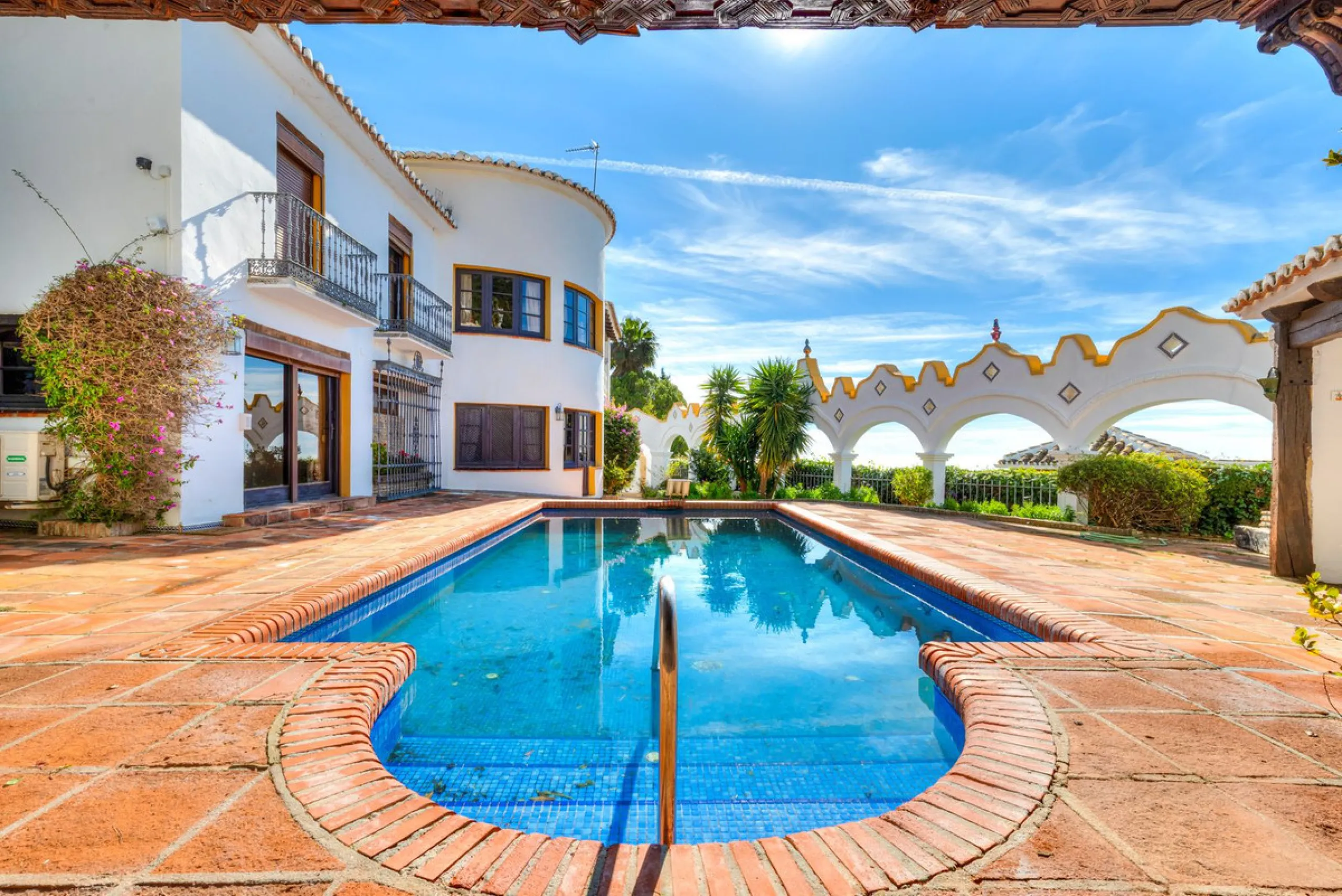 **DETACHED VILLA WITH PANORAMIC SEA VIEWS IN MIJAS TOWN – self-contained flat, SWIMMING POOL AND LARGE PLOT**