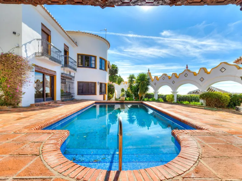 **DETACHED VILLA WITH PANORAMIC SEA VIEWS IN MIJAS TOWN – self-contained flat, SWIMMING POOL AND LARGE PLOT**