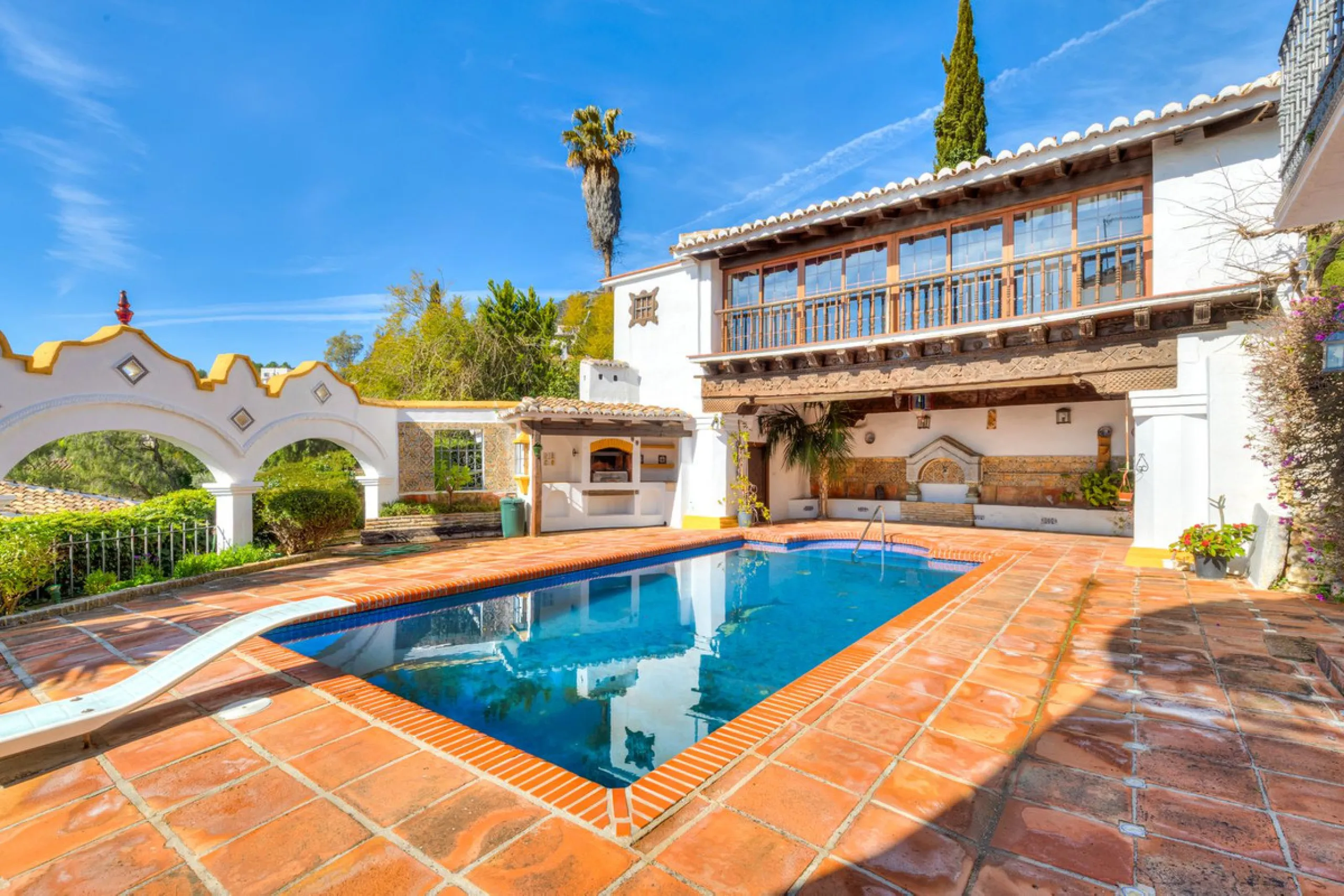 **DETACHED VILLA WITH PANORAMIC SEA VIEWS IN MIJAS TOWN – self-contained flat, SWIMMING POOL AND LARGE PLOT**