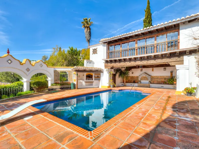 **DETACHED VILLA WITH PANORAMIC SEA VIEWS IN MIJAS TOWN – self-contained flat, SWIMMING POOL AND LARGE PLOT**
