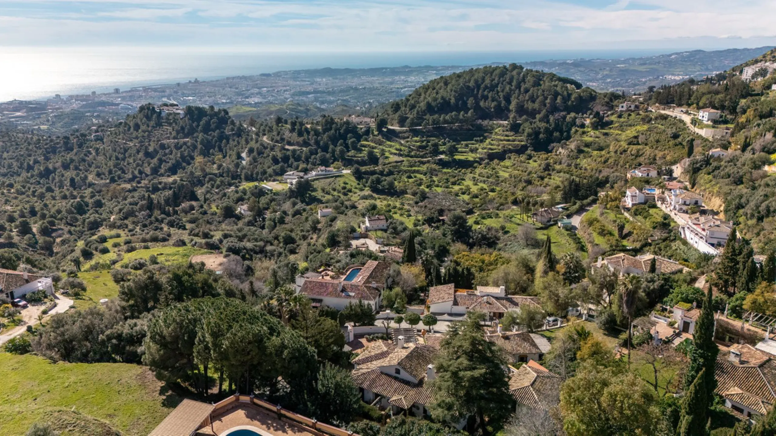 **DETACHED VILLA WITH PANORAMIC SEA VIEWS IN MIJAS TOWN – self-contained flat, SWIMMING POOL AND LARGE PLOT**