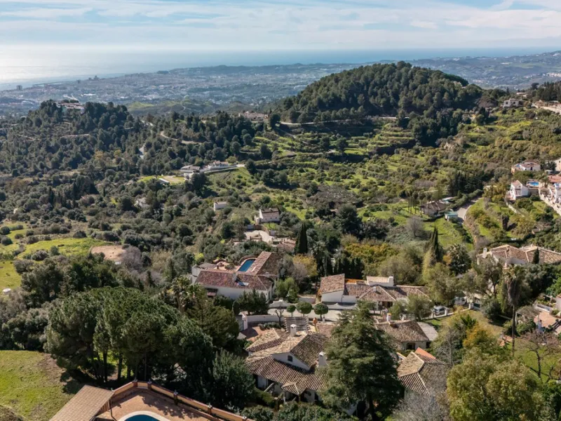 **DETACHED VILLA WITH PANORAMIC SEA VIEWS IN MIJAS TOWN – self-contained flat, SWIMMING POOL AND LARGE PLOT**