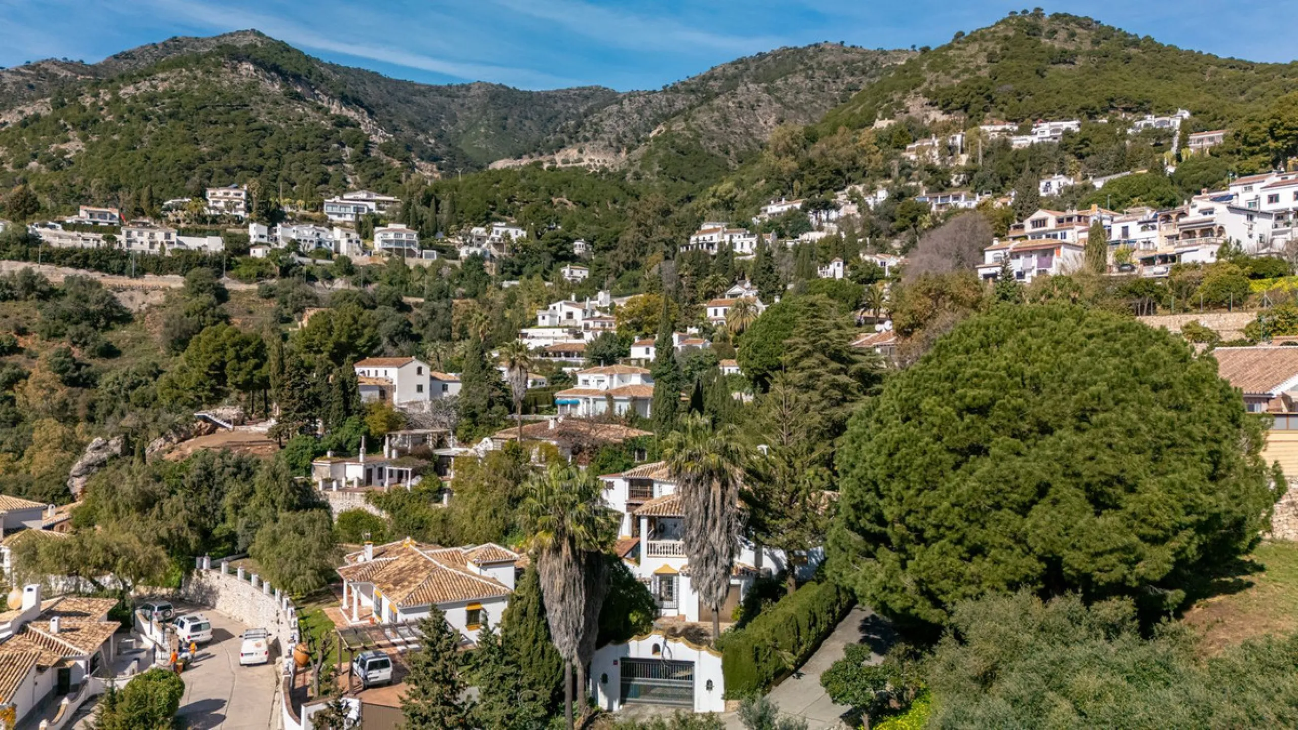 **DETACHED VILLA WITH PANORAMIC SEA VIEWS IN MIJAS TOWN – self-contained flat, SWIMMING POOL AND LARGE PLOT**