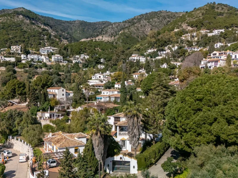 **DETACHED VILLA WITH PANORAMIC SEA VIEWS IN MIJAS TOWN – self-contained flat, SWIMMING POOL AND LARGE PLOT**