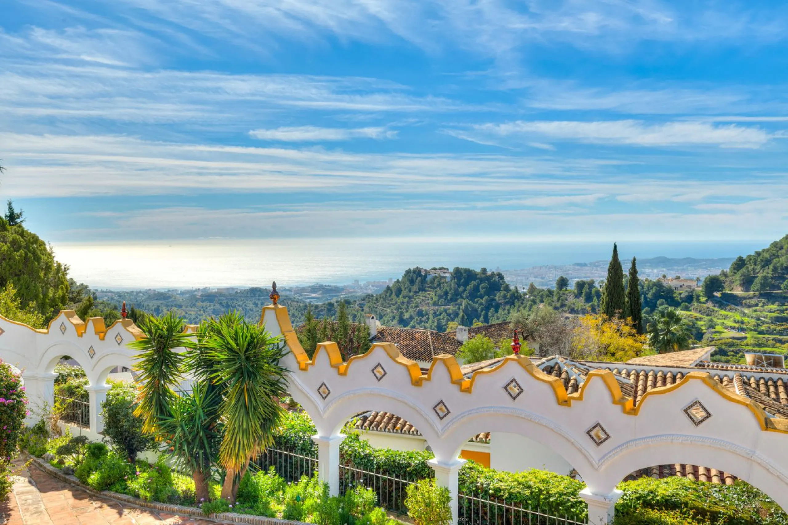 **DETACHED VILLA WITH PANORAMIC SEA VIEWS IN MIJAS TOWN – self-contained flat, SWIMMING POOL AND LARGE PLOT**