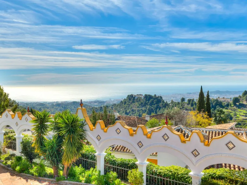**DETACHED VILLA WITH PANORAMIC SEA VIEWS IN MIJAS TOWN – self-contained flat, SWIMMING POOL AND LARGE PLOT**