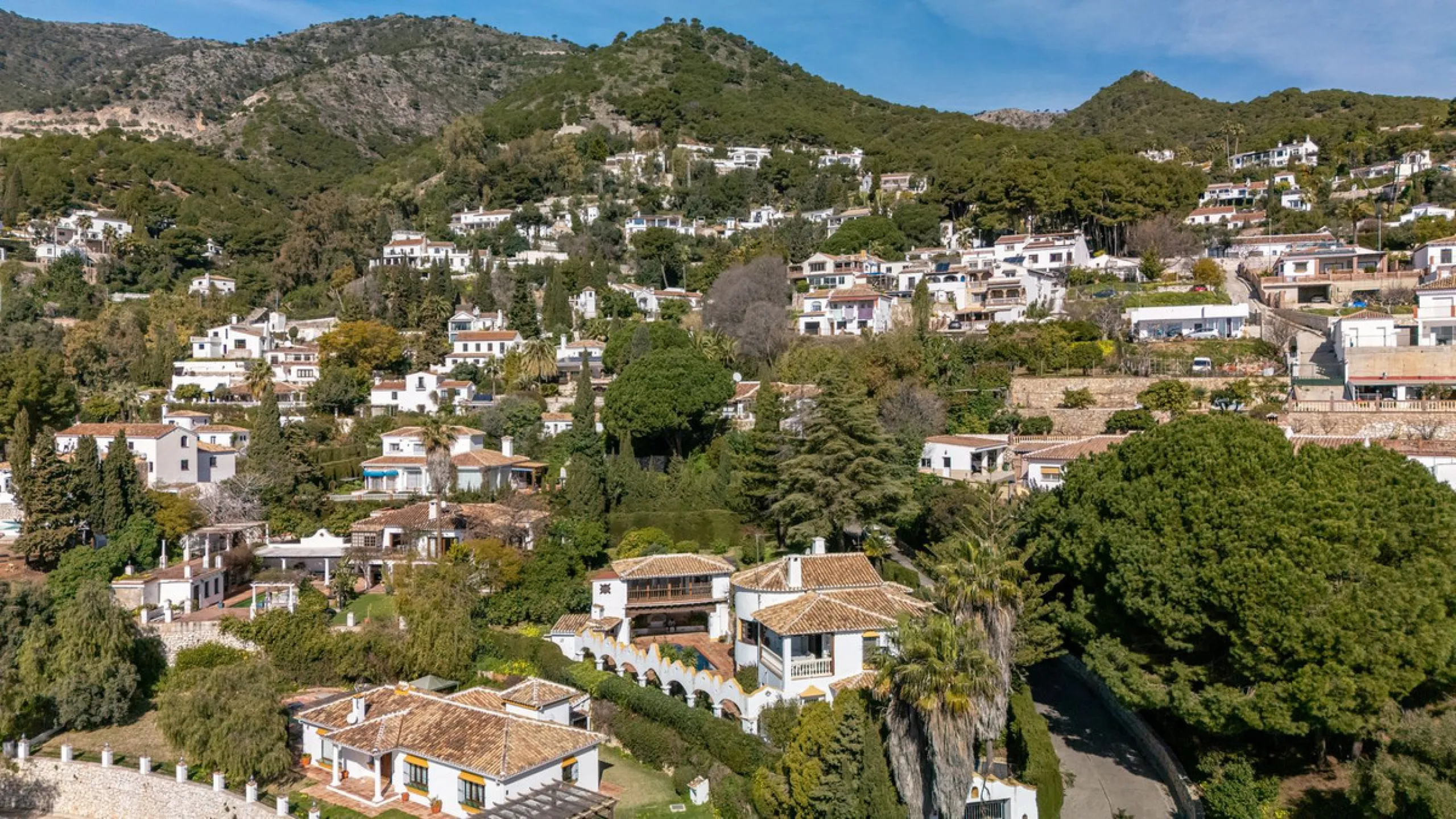 **DETACHED VILLA WITH PANORAMIC SEA VIEWS IN MIJAS TOWN – self-contained flat, SWIMMING POOL AND LARGE PLOT**
