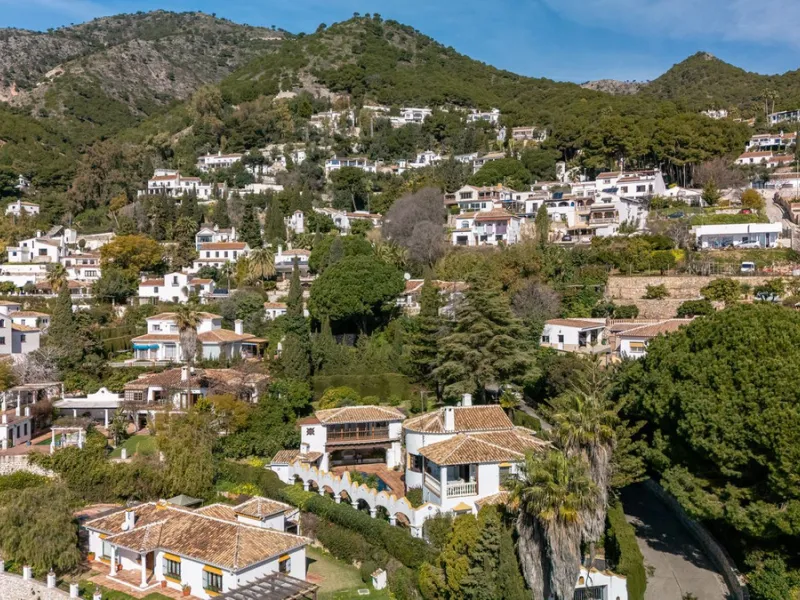 **DETACHED VILLA WITH PANORAMIC SEA VIEWS IN MIJAS TOWN – self-contained flat, SWIMMING POOL AND LARGE PLOT**