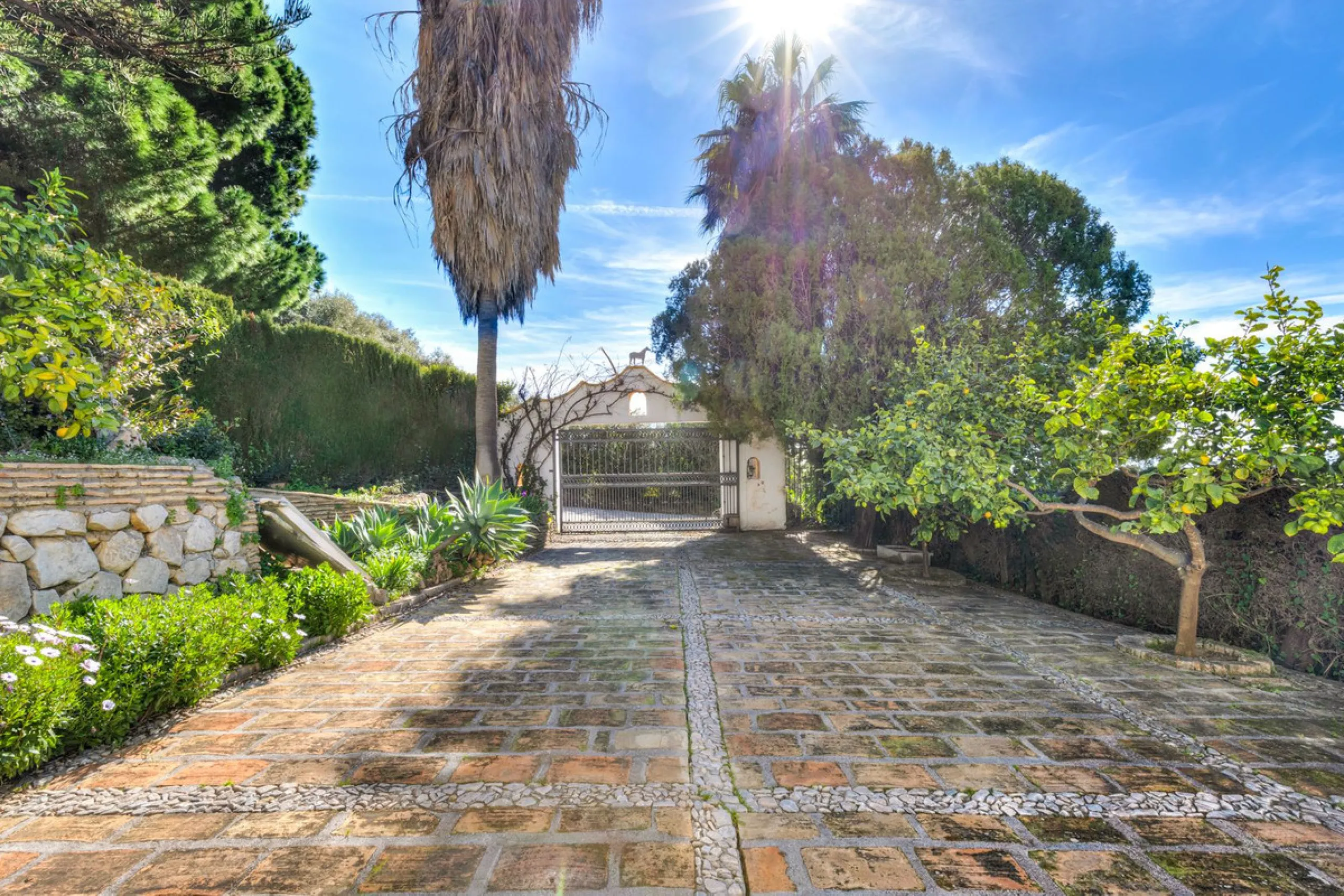**DETACHED VILLA WITH PANORAMIC SEA VIEWS IN MIJAS TOWN – self-contained flat, SWIMMING POOL AND LARGE PLOT**
