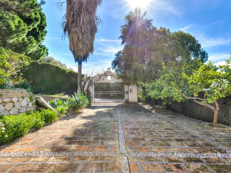 **DETACHED VILLA WITH PANORAMIC SEA VIEWS IN MIJAS TOWN – self-contained flat, SWIMMING POOL AND LARGE PLOT**