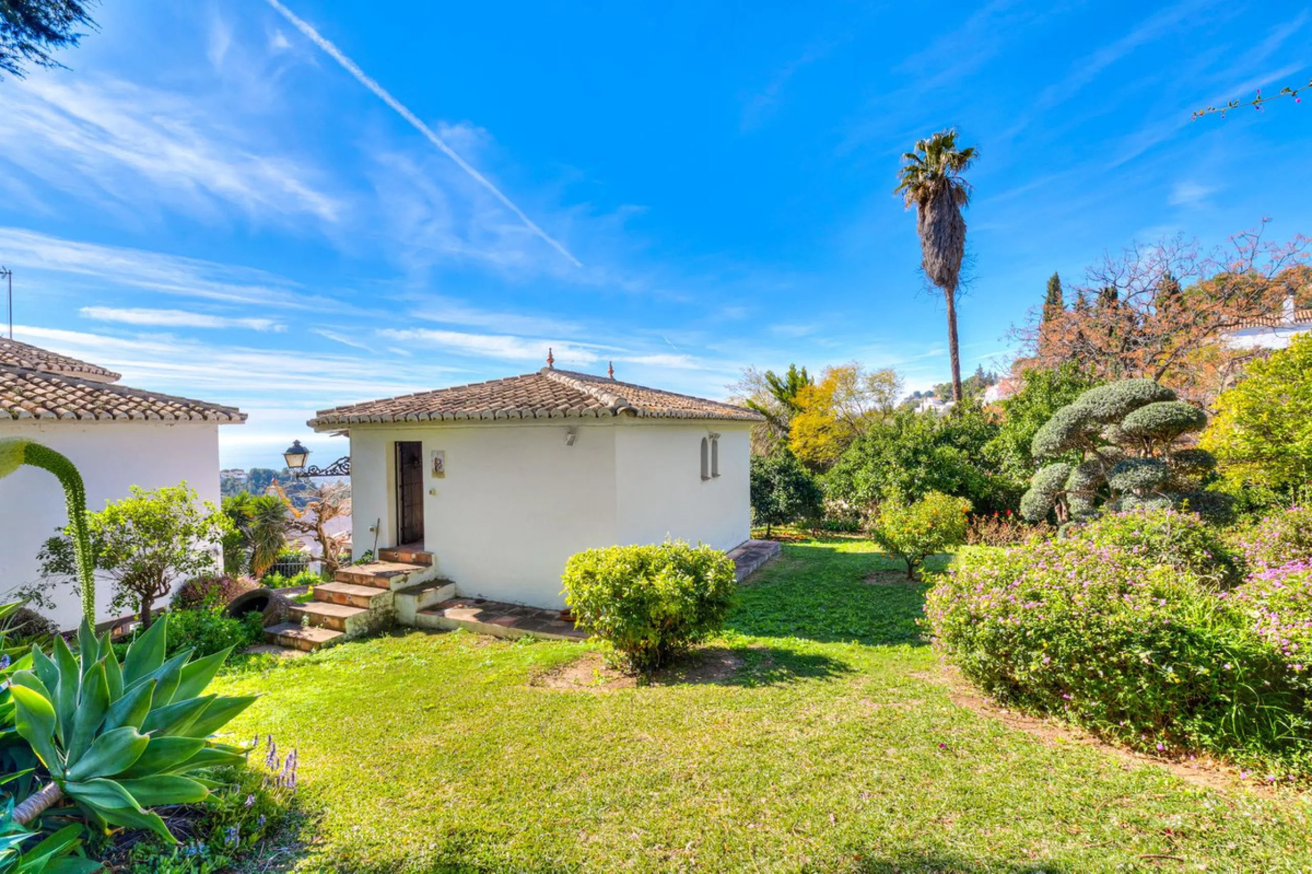 **DETACHED VILLA WITH PANORAMIC SEA VIEWS IN MIJAS TOWN – self-contained flat, SWIMMING POOL AND LARGE PLOT**