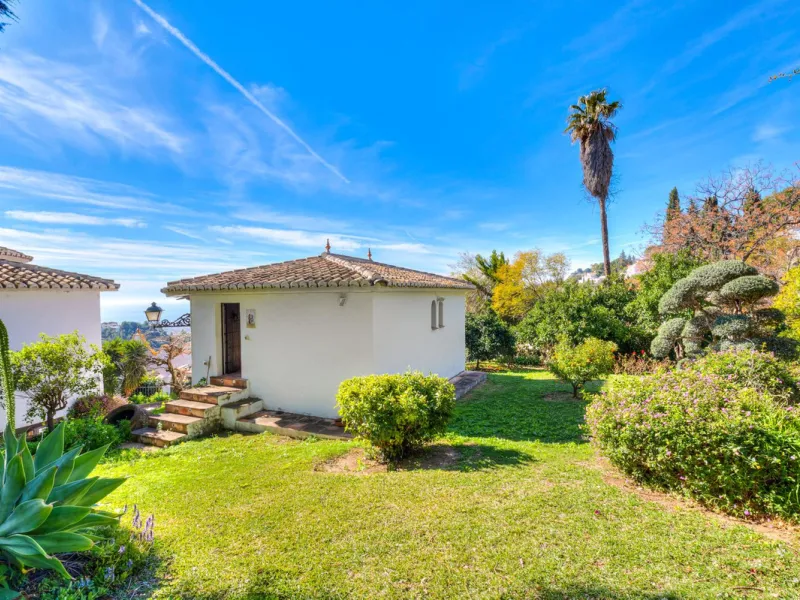 **DETACHED VILLA WITH PANORAMIC SEA VIEWS IN MIJAS TOWN – self-contained flat, SWIMMING POOL AND LARGE PLOT**