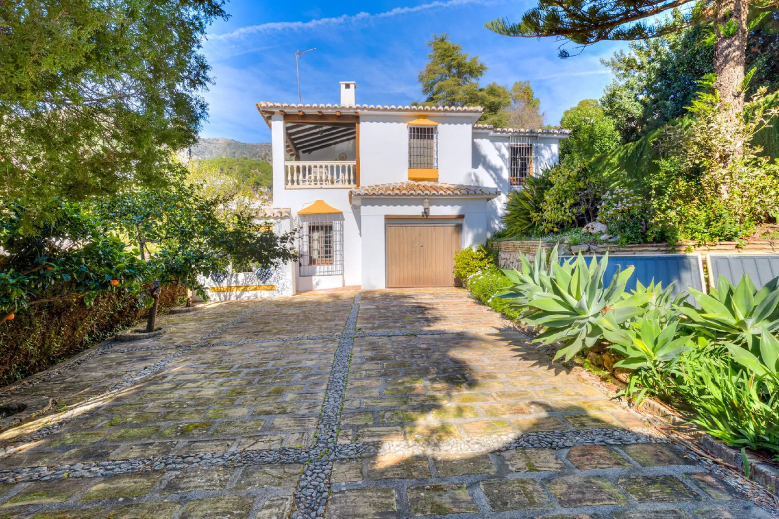 **DETACHED VILLA WITH PANORAMIC SEA VIEWS IN MIJAS TOWN – self-contained flat, SWIMMING POOL AND LARGE PLOT**