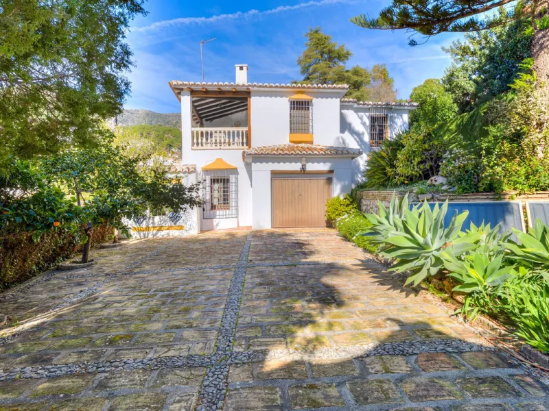 **DETACHED VILLA WITH PANORAMIC SEA VIEWS IN MIJAS TOWN – self-contained flat, SWIMMING POOL AND LARGE PLOT**