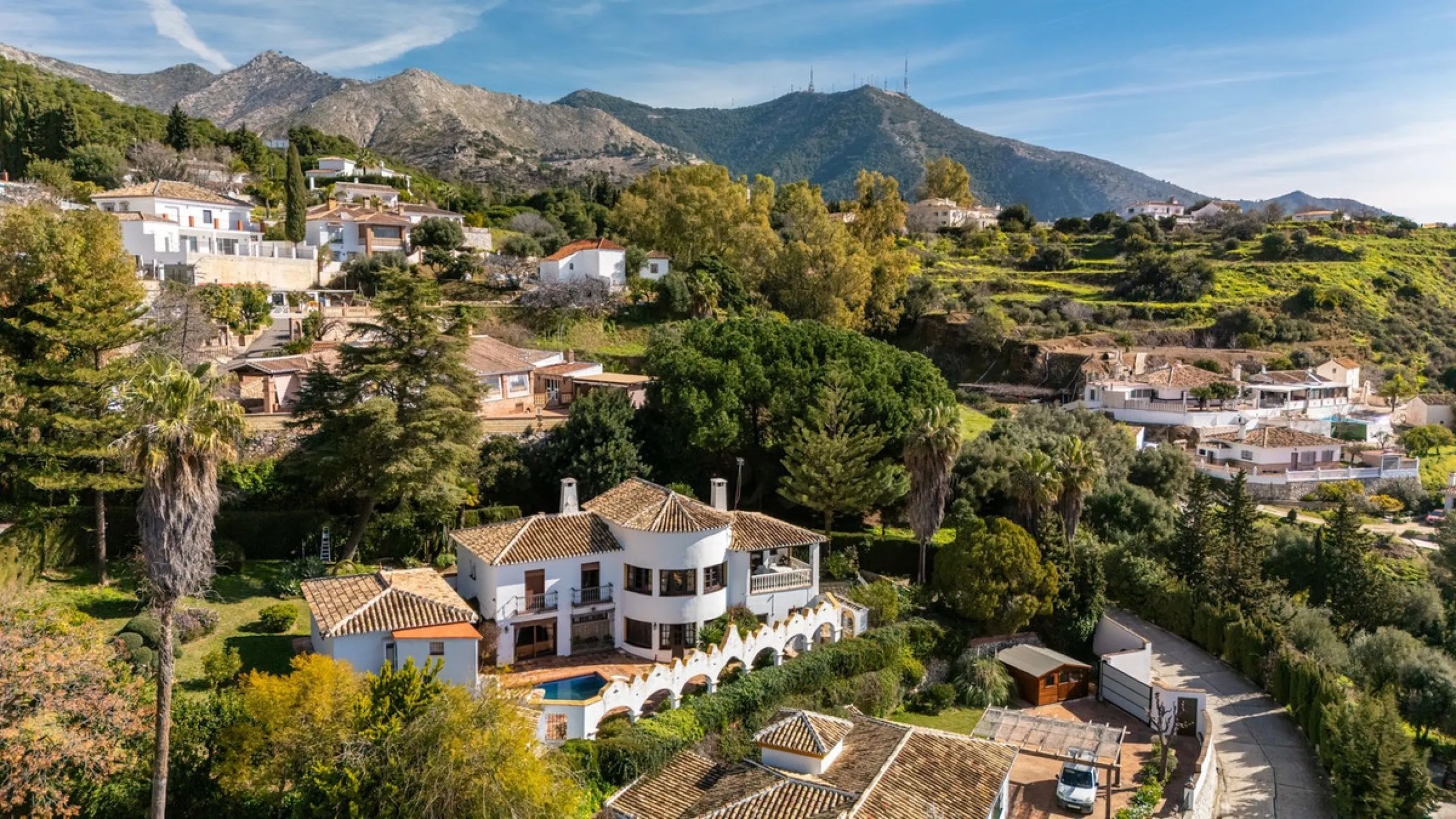 **DETACHED VILLA WITH PANORAMIC SEA VIEWS IN MIJAS TOWN – self-contained flat, SWIMMING POOL AND LARGE PLOT**