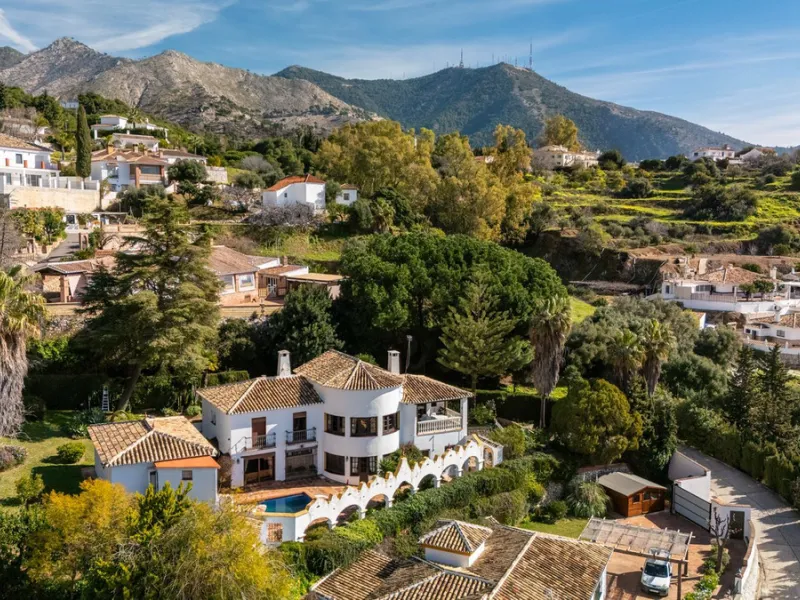 **DETACHED VILLA WITH PANORAMIC SEA VIEWS IN MIJAS TOWN – self-contained flat, SWIMMING POOL AND LARGE PLOT**