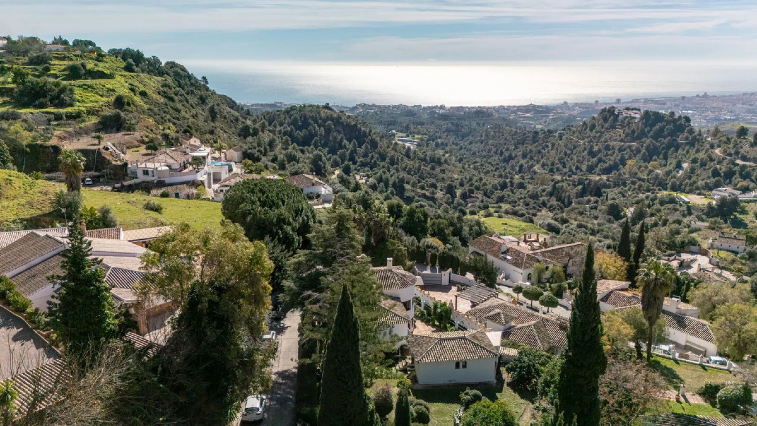 **DETACHED VILLA WITH PANORAMIC SEA VIEWS IN MIJAS TOWN – self-contained flat, SWIMMING POOL AND LARGE PLOT**