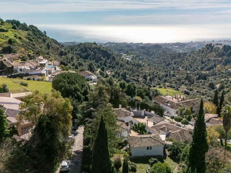 **DETACHED VILLA WITH PANORAMIC SEA VIEWS IN MIJAS TOWN – self-contained flat, SWIMMING POOL AND LARGE PLOT**