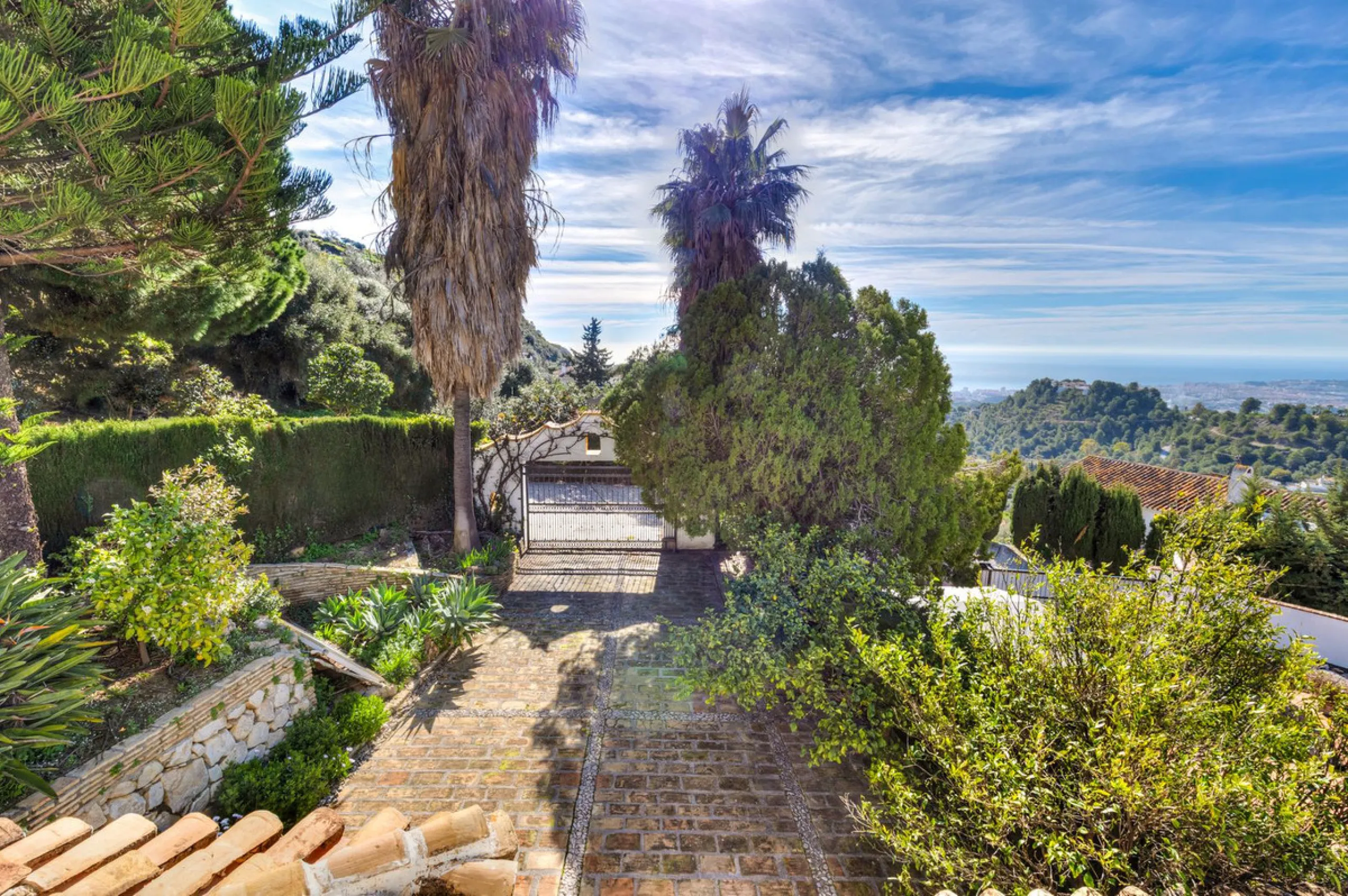 **DETACHED VILLA WITH PANORAMIC SEA VIEWS IN MIJAS TOWN – self-contained flat, SWIMMING POOL AND LARGE PLOT**