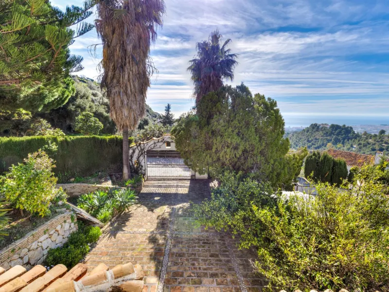 **DETACHED VILLA WITH PANORAMIC SEA VIEWS IN MIJAS TOWN – self-contained flat, SWIMMING POOL AND LARGE PLOT**