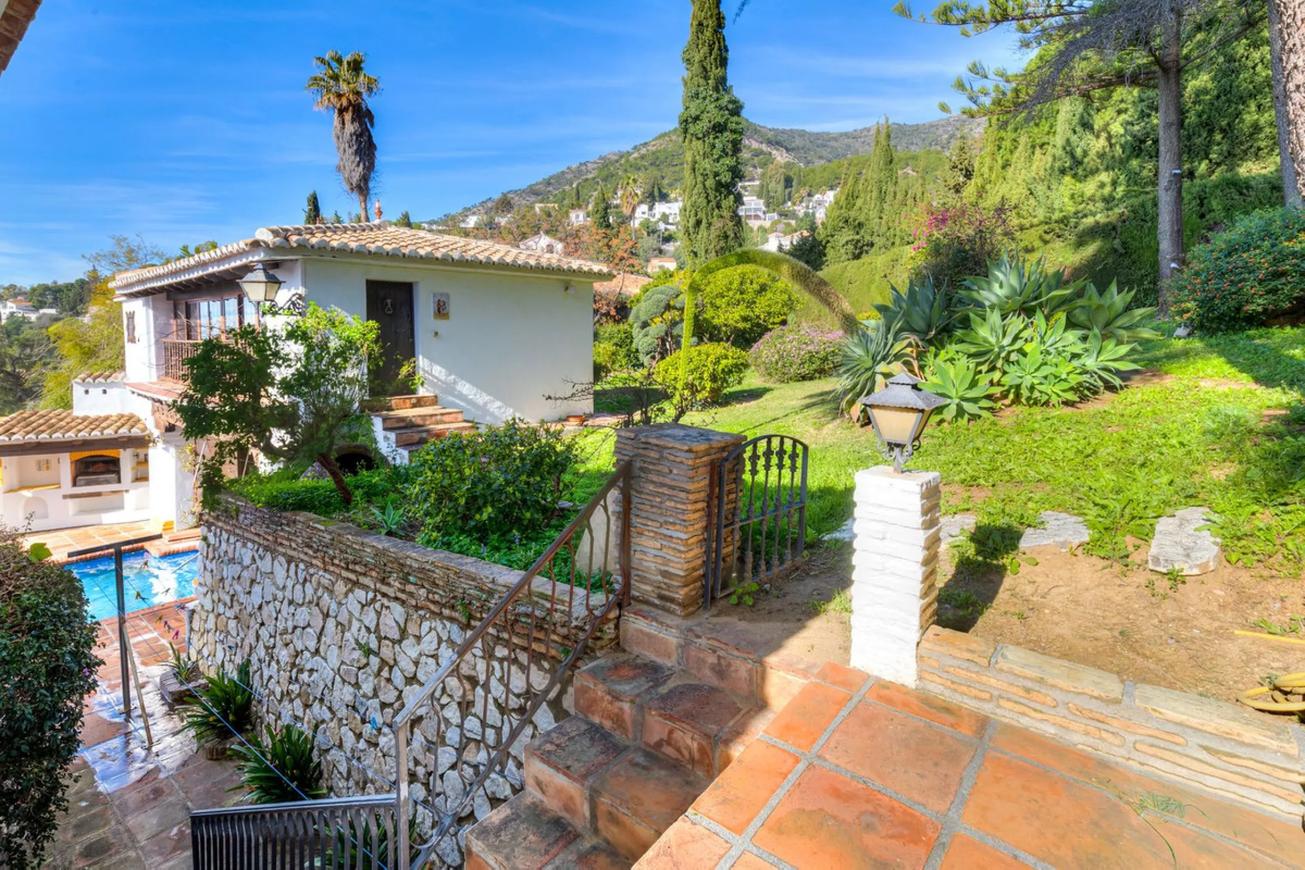 **DETACHED VILLA WITH PANORAMIC SEA VIEWS IN MIJAS TOWN – self-contained flat, SWIMMING POOL AND LARGE PLOT**
