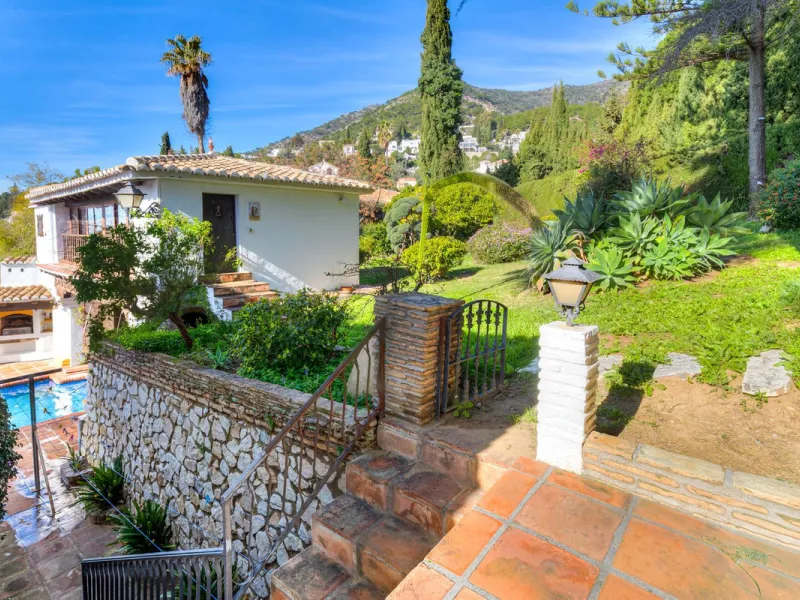 **DETACHED VILLA WITH PANORAMIC SEA VIEWS IN MIJAS TOWN – self-contained flat, SWIMMING POOL AND LARGE PLOT**