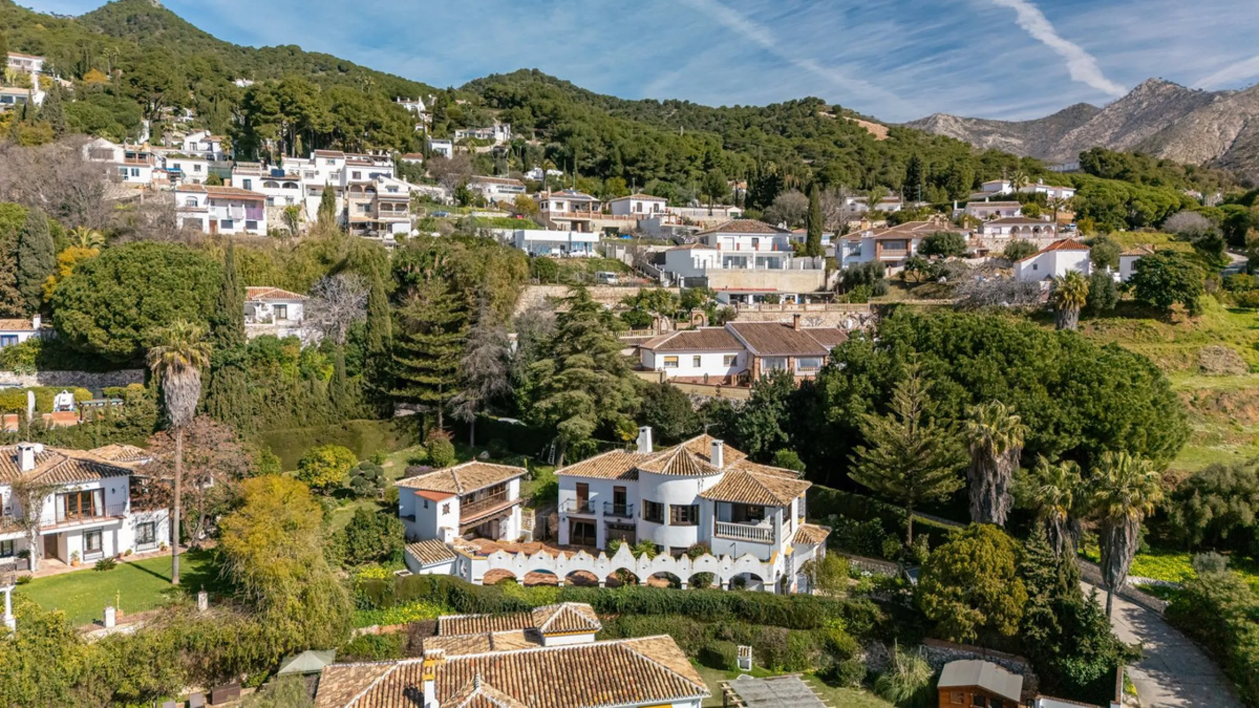 **DETACHED VILLA WITH PANORAMIC SEA VIEWS IN MIJAS TOWN – self-contained flat, SWIMMING POOL AND LARGE PLOT**