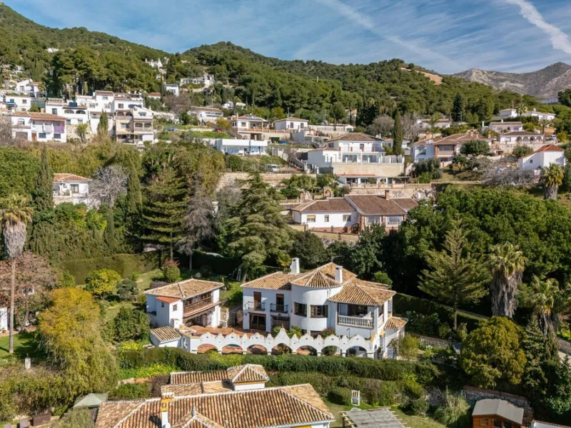 **DETACHED VILLA WITH PANORAMIC SEA VIEWS IN MIJAS TOWN – self-contained flat, SWIMMING POOL AND LARGE PLOT**