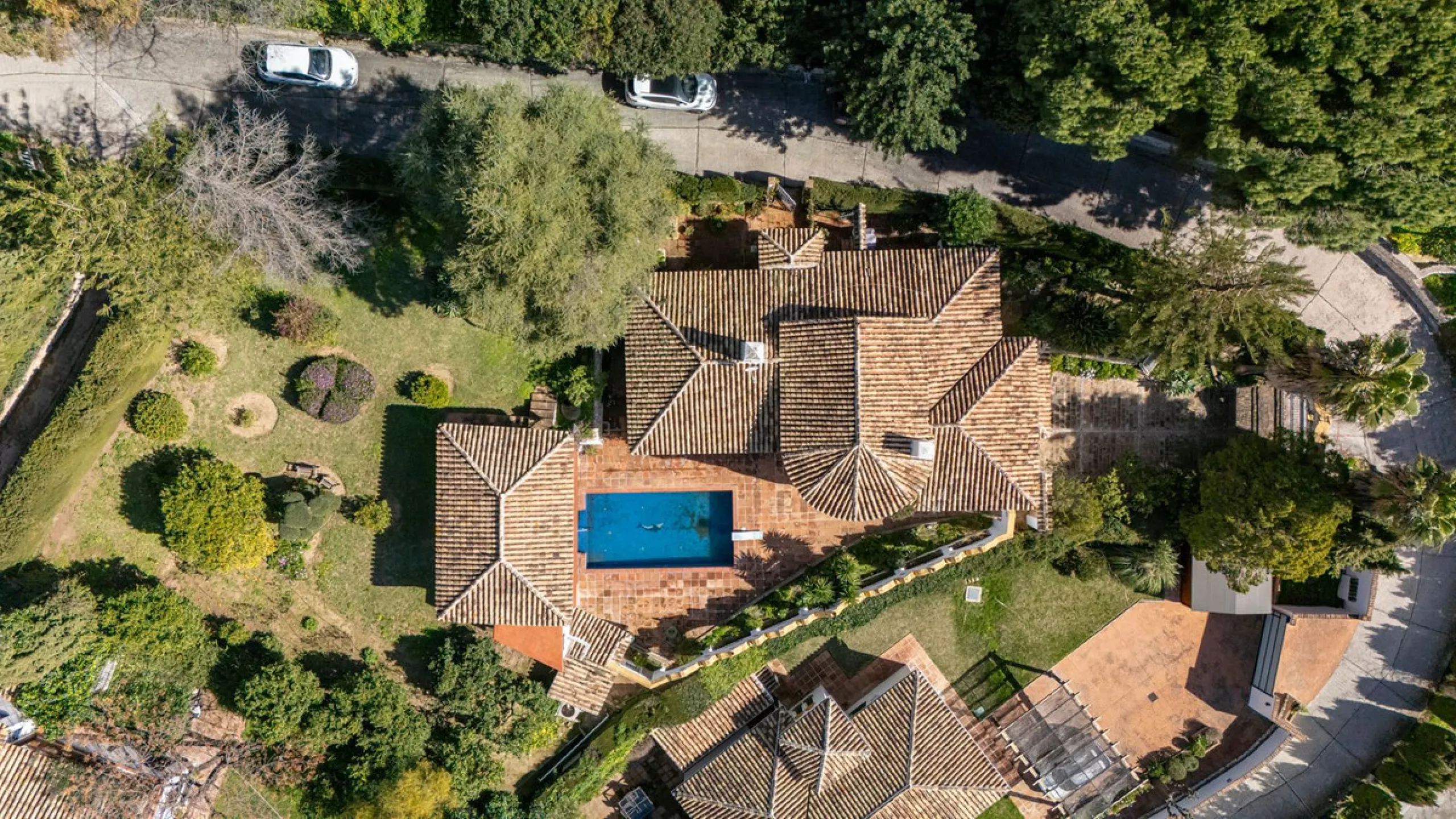 **DETACHED VILLA WITH PANORAMIC SEA VIEWS IN MIJAS TOWN – self-contained flat, SWIMMING POOL AND LARGE PLOT**