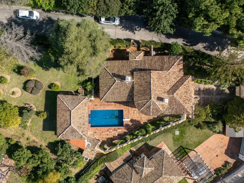**DETACHED VILLA WITH PANORAMIC SEA VIEWS IN MIJAS TOWN – self-contained flat, SWIMMING POOL AND LARGE PLOT**