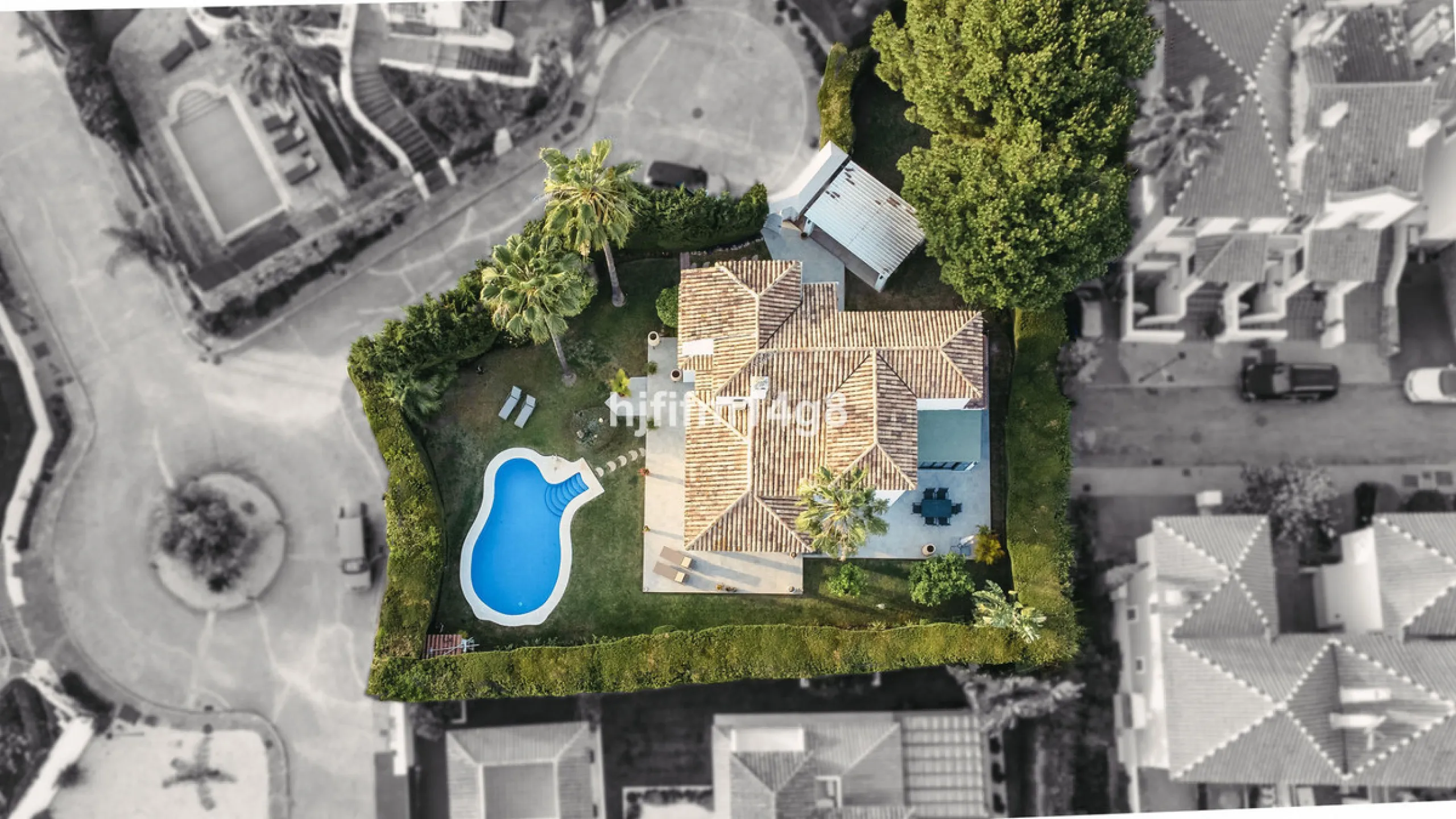 This charming villa is tucked away in a peaceful cul-de-sac within the exclusive gated community of Marbella Country Club, one of Nueva Andalucía's most desirable residential areas. Set on a flat and private south-facing plot, the property offers a perfec
