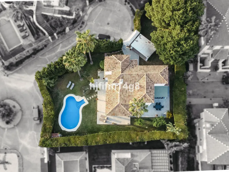 This charming villa is tucked away in a peaceful cul-de-sac within the exclusive gated community of Marbella Country Club, one of Nueva Andalucía's most desirable residential areas. Set on a flat and private south-facing plot, the property offers a perfec