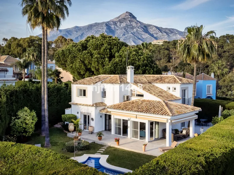 This charming villa is tucked away in a peaceful cul-de-sac within the exclusive gated community of Marbella Country Club, one of Nueva Andalucía's most desirable residential areas. Set on a flat and private south-facing plot, the property offers a perfec