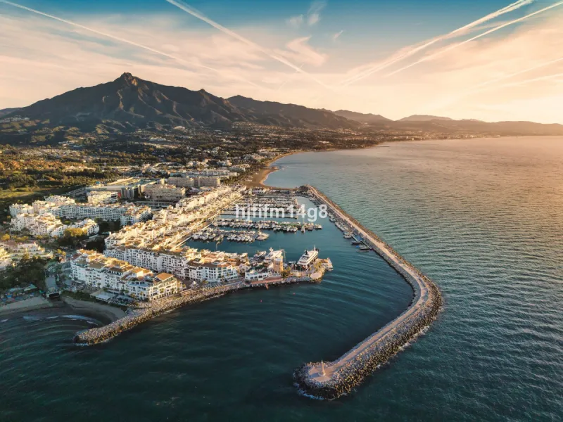 This spacious apartment for sale in Benabola, Puerto Banús offers a rare opportunity to invest in one of Marbella's most prestigious marina-front locations. Situated in second line, the property enjoys front-line marina views while benefiting from the gre