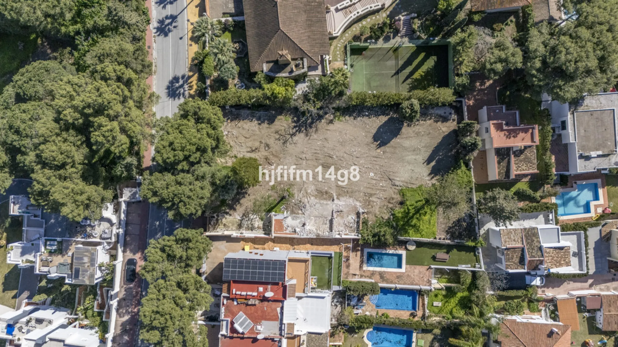 Are you looking for a prime investment opportunity in one of the most sought-after areas of Nueva Andalucía, Marbella? This exceptional plot enjoys a privileged south-west orientation, offering sunlight throughout the day and an ideal setting for creating