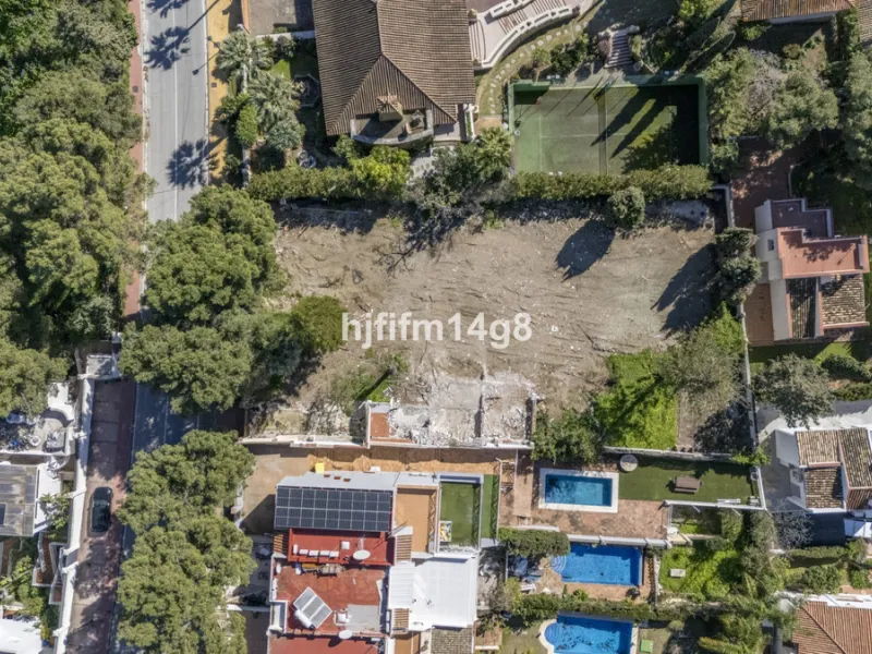 Are you looking for a prime investment opportunity in one of the most sought-after areas of Nueva Andalucía, Marbella? This exceptional plot enjoys a privileged south-west orientation, offering sunlight throughout the day and an ideal setting for creating