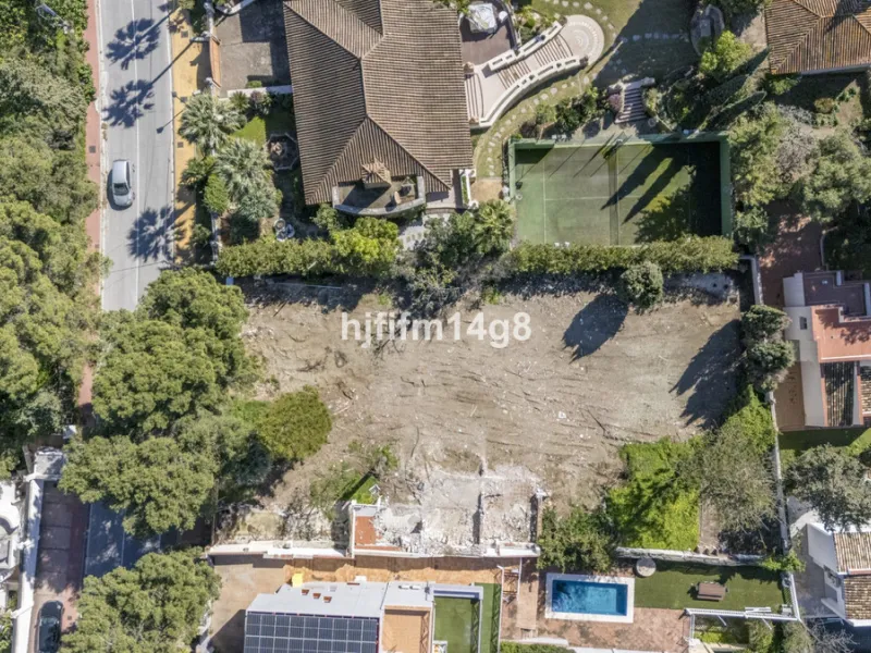 Are you looking for a prime investment opportunity in one of the most sought-after areas of Nueva Andalucía, Marbella? This exceptional plot enjoys a privileged south-west orientation, offering sunlight throughout the day and an ideal setting for creating