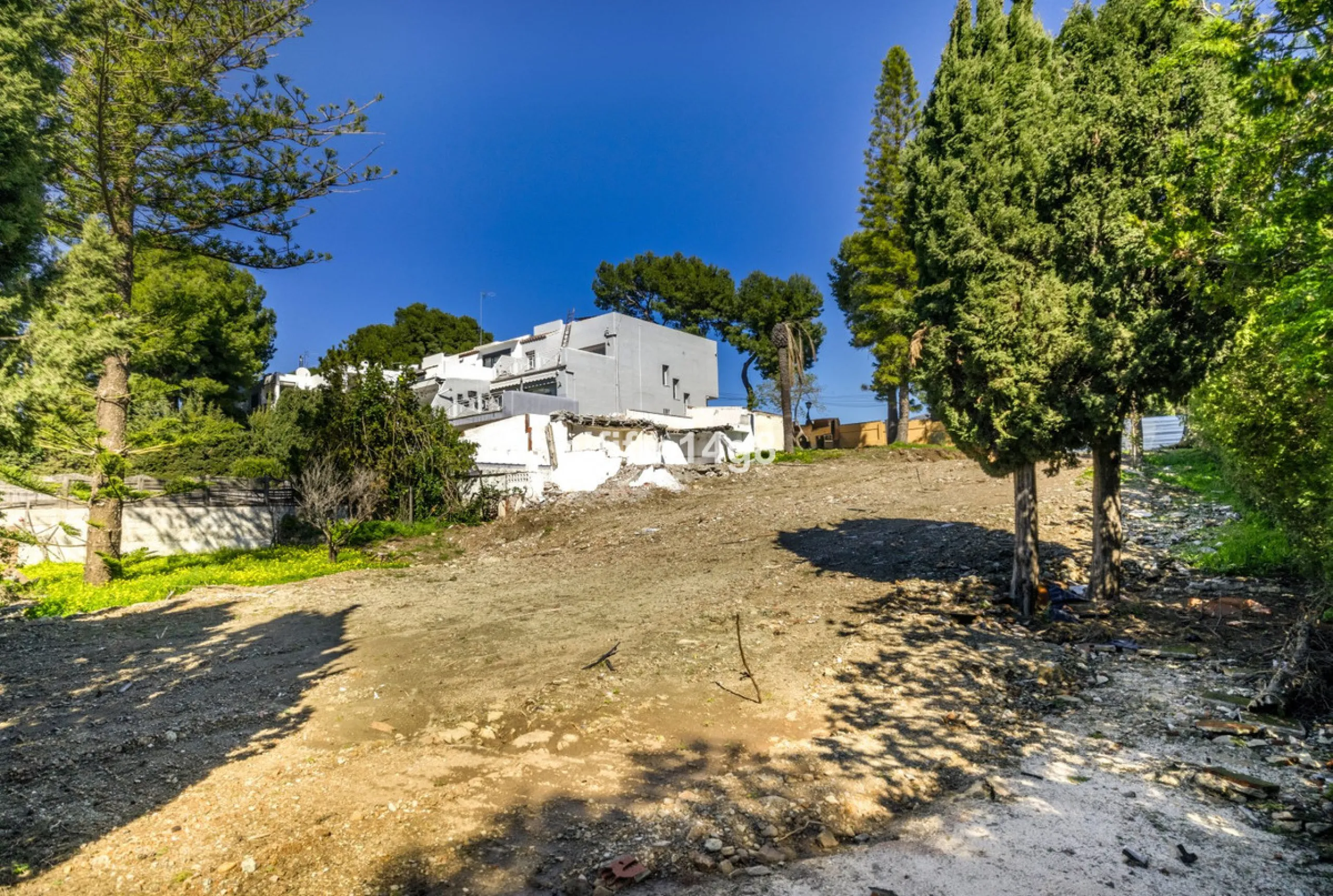 Are you looking for a prime investment opportunity in one of the most sought-after areas of Nueva Andalucía, Marbella? This exceptional plot enjoys a privileged south-west orientation, offering sunlight throughout the day and an ideal setting for creating