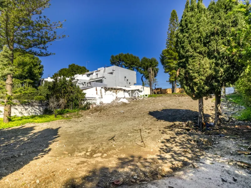 Are you looking for a prime investment opportunity in one of the most sought-after areas of Nueva Andalucía, Marbella? This exceptional plot enjoys a privileged south-west orientation, offering sunlight throughout the day and an ideal setting for creating