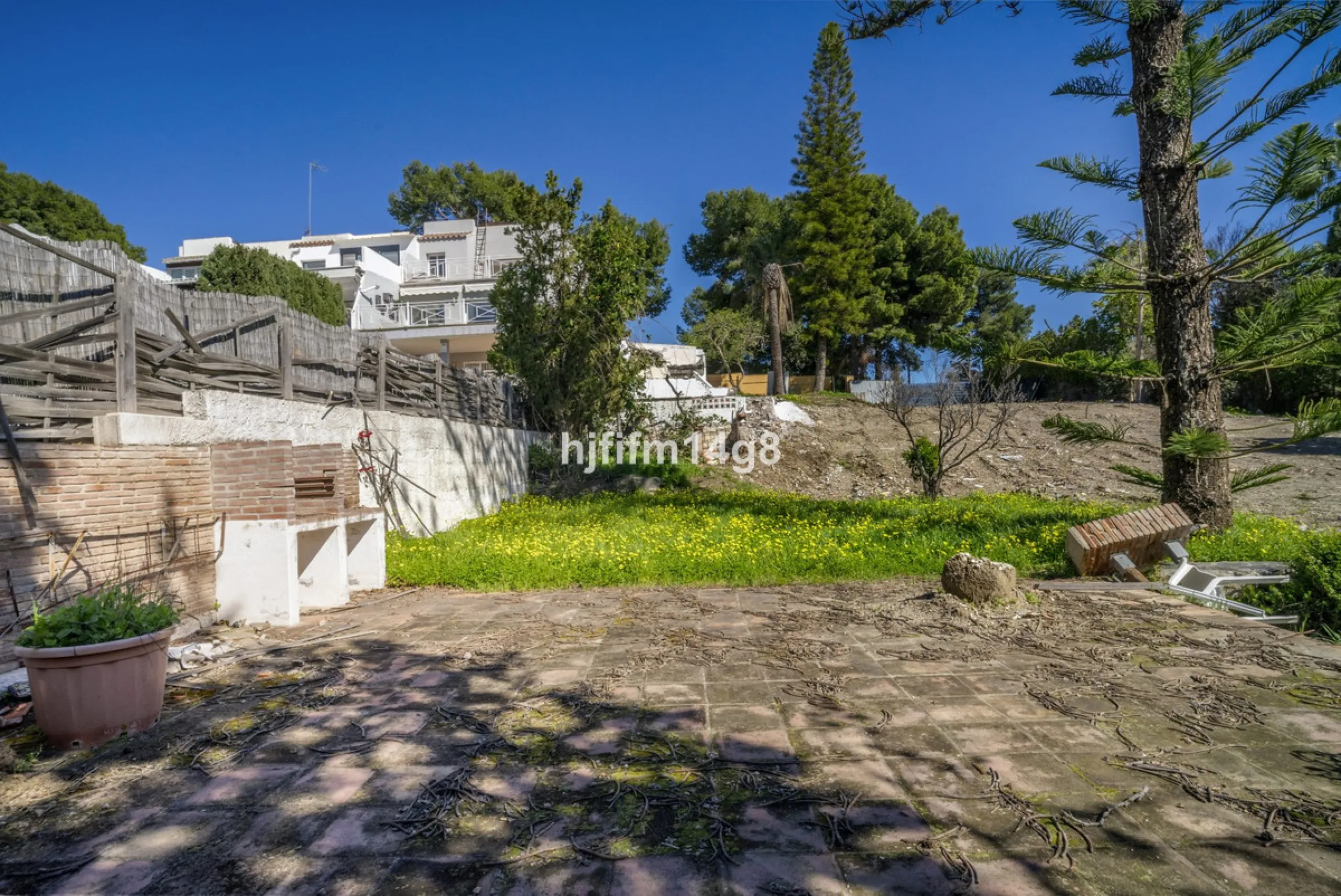 Are you looking for a prime investment opportunity in one of the most sought-after areas of Nueva Andalucía, Marbella? This exceptional plot enjoys a privileged south-west orientation, offering sunlight throughout the day and an ideal setting for creating