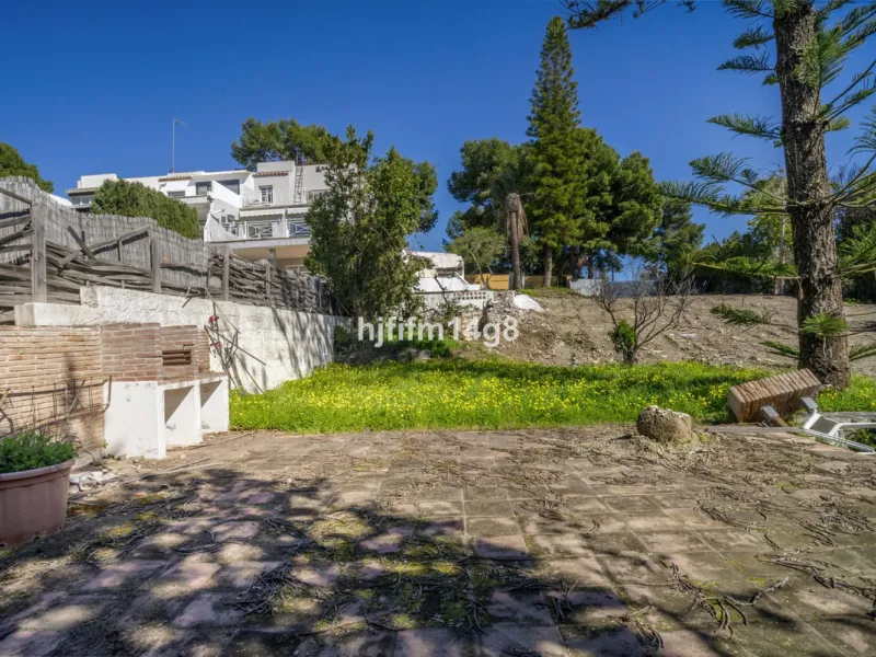 Are you looking for a prime investment opportunity in one of the most sought-after areas of Nueva Andalucía, Marbella? This exceptional plot enjoys a privileged south-west orientation, offering sunlight throughout the day and an ideal setting for creating