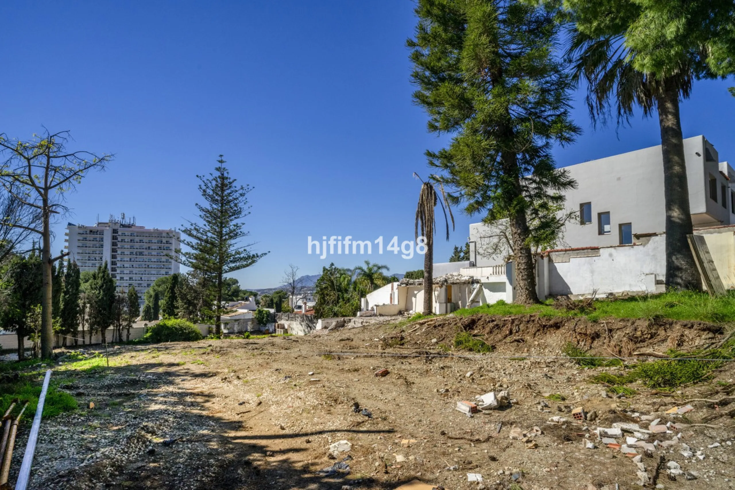Are you looking for a prime investment opportunity in one of the most sought-after areas of Nueva Andalucía, Marbella? This exceptional plot enjoys a privileged south-west orientation, offering sunlight throughout the day and an ideal setting for creating