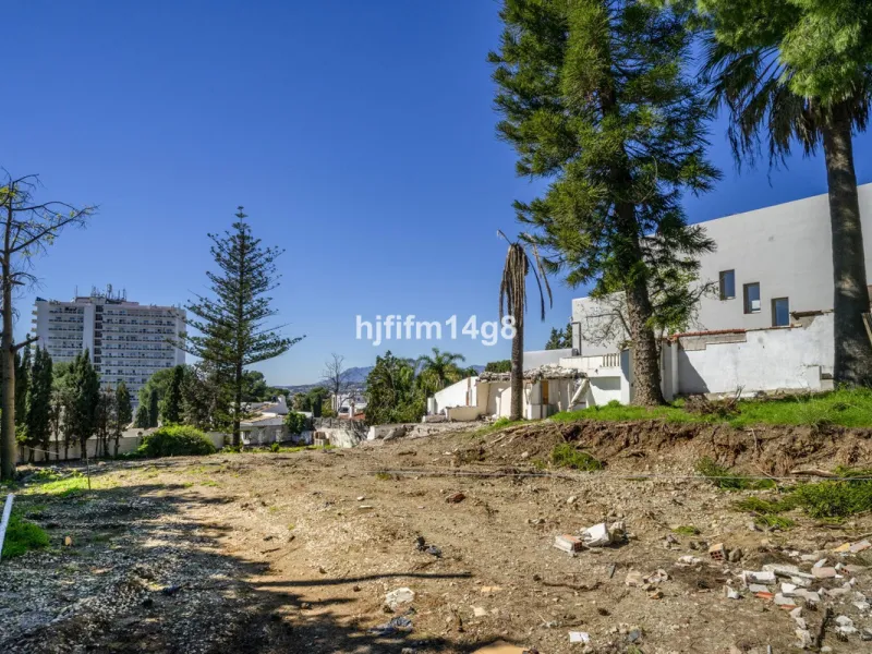 Are you looking for a prime investment opportunity in one of the most sought-after areas of Nueva Andalucía, Marbella? This exceptional plot enjoys a privileged south-west orientation, offering sunlight throughout the day and an ideal setting for creating