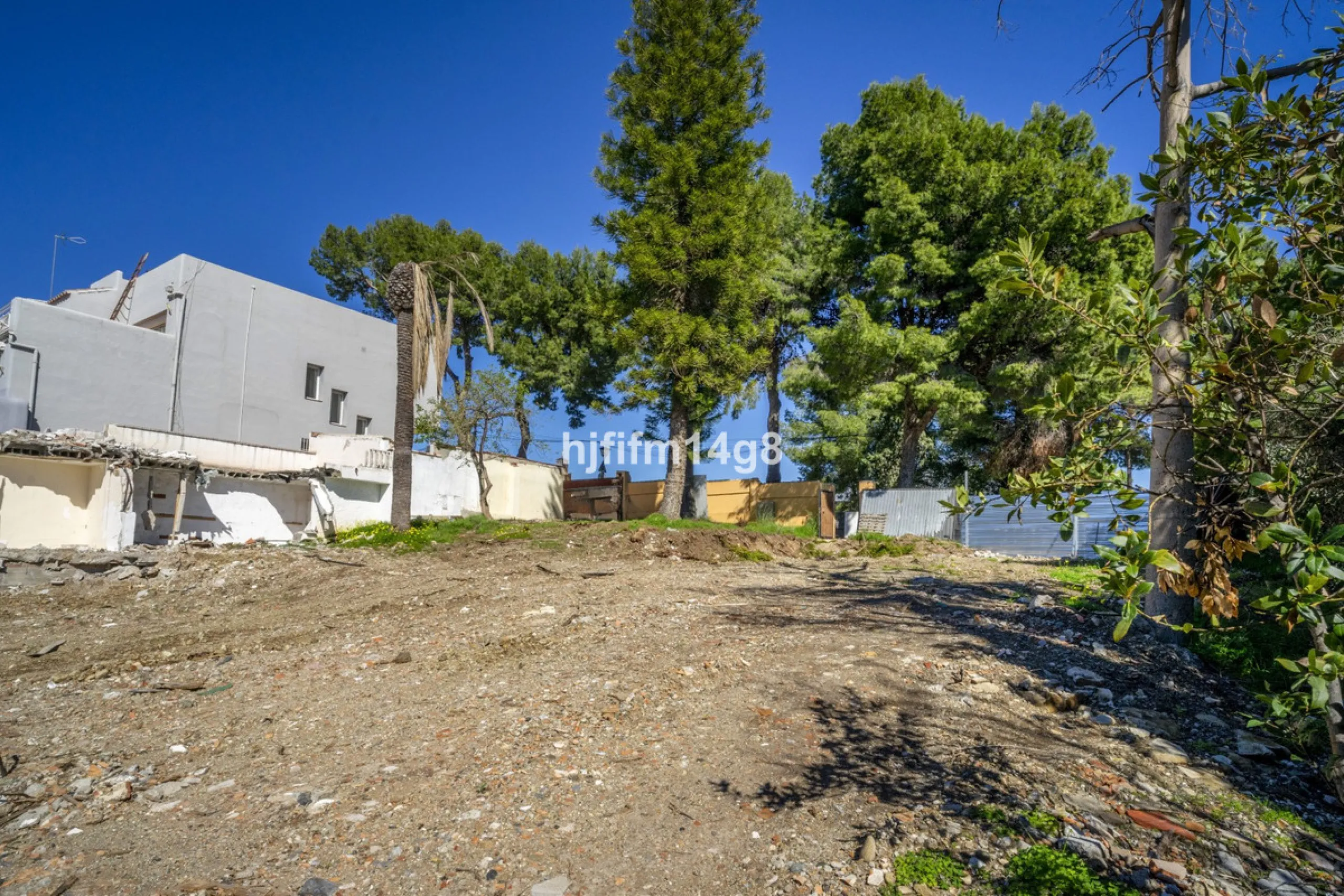 Are you looking for a prime investment opportunity in one of the most sought-after areas of Nueva Andalucía, Marbella? This exceptional plot enjoys a privileged south-west orientation, offering sunlight throughout the day and an ideal setting for creating