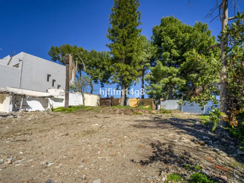 Are you looking for a prime investment opportunity in one of the most sought-after areas of Nueva Andalucía, Marbella? This exceptional plot enjoys a privileged south-west orientation, offering sunlight throughout the day and an ideal setting for creating