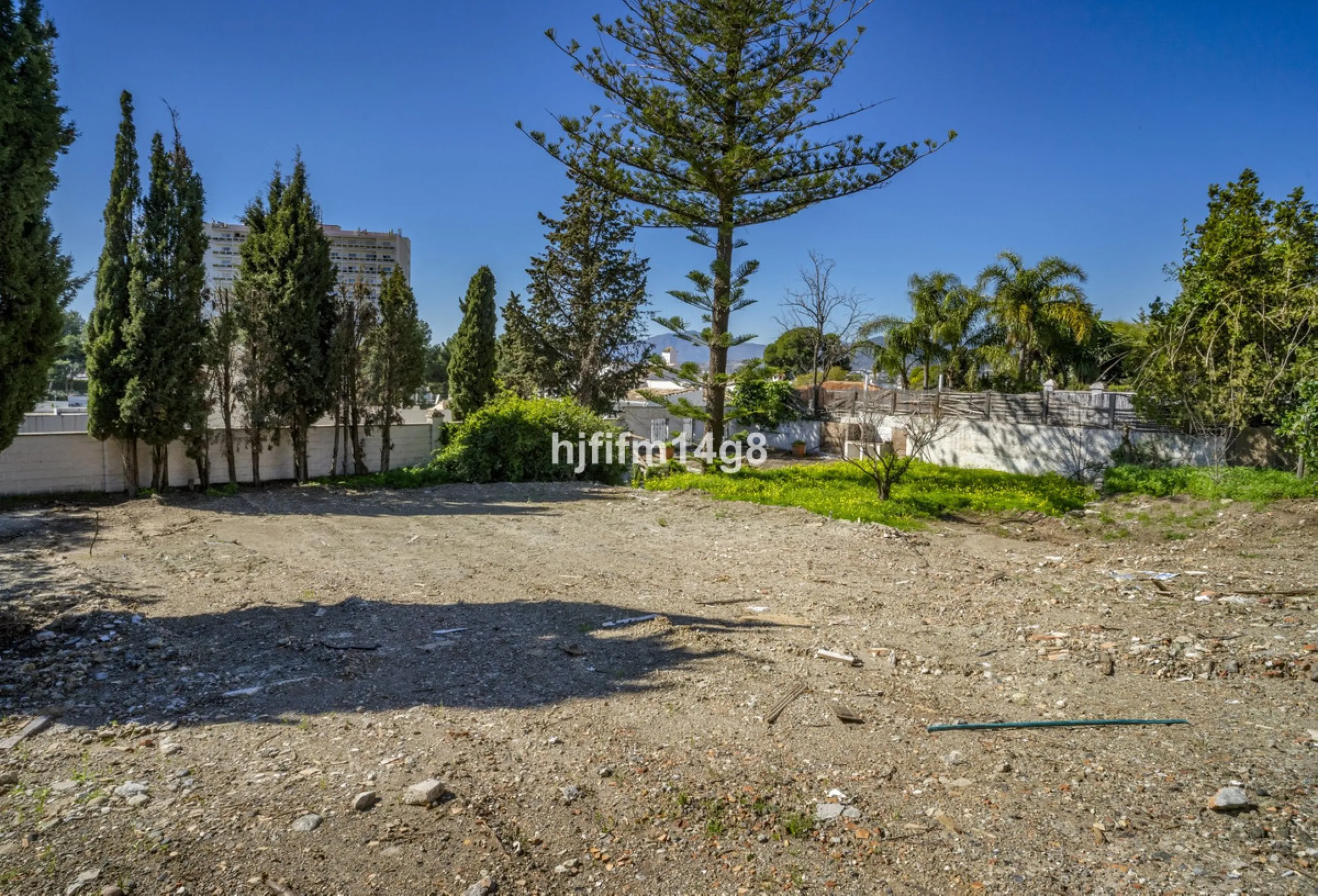 Are you looking for a prime investment opportunity in one of the most sought-after areas of Nueva Andalucía, Marbella? This exceptional plot enjoys a privileged south-west orientation, offering sunlight throughout the day and an ideal setting for creating