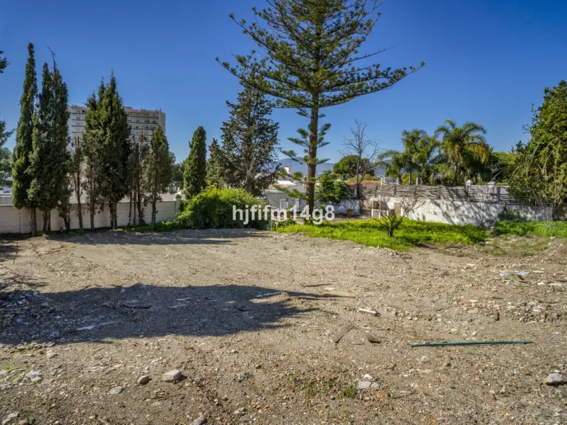 Are you looking for a prime investment opportunity in one of the most sought-after areas of Nueva Andalucía, Marbella? This exceptional plot enjoys a privileged south-west orientation, offering sunlight throughout the day and an ideal setting for creating