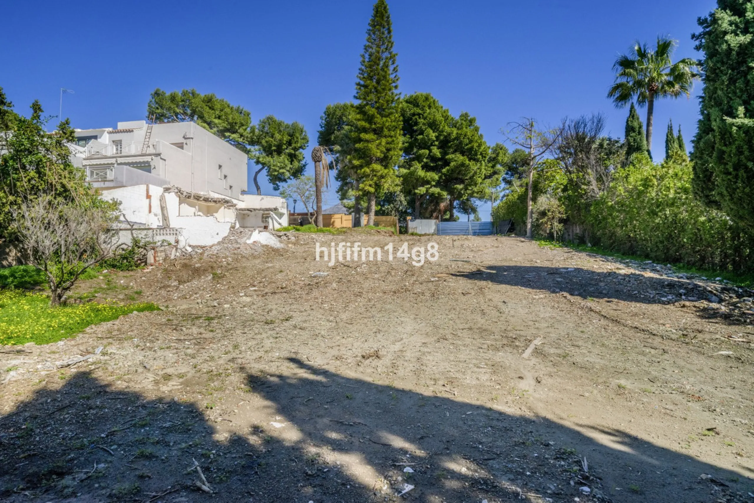 Are you looking for a prime investment opportunity in one of the most sought-after areas of Nueva Andalucía, Marbella? This exceptional plot enjoys a privileged south-west orientation, offering sunlight throughout the day and an ideal setting for creating