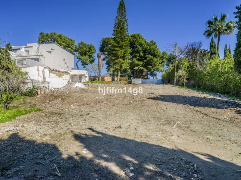Are you looking for a prime investment opportunity in one of the most sought-after areas of Nueva Andalucía, Marbella? This exceptional plot enjoys a privileged south-west orientation, offering sunlight throughout the day and an ideal setting for creating