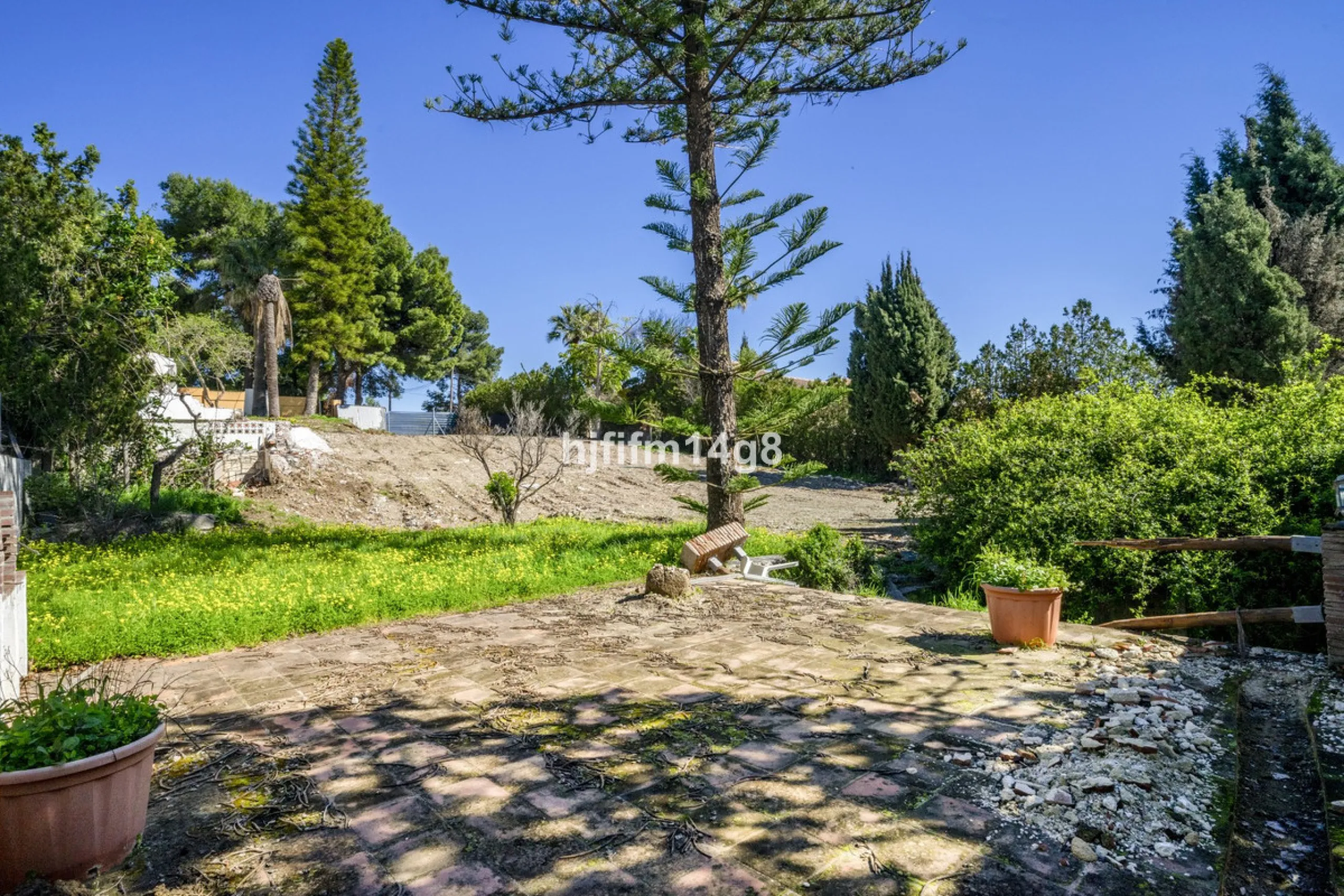 Are you looking for a prime investment opportunity in one of the most sought-after areas of Nueva Andalucía, Marbella? This exceptional plot enjoys a privileged south-west orientation, offering sunlight throughout the day and an ideal setting for creating